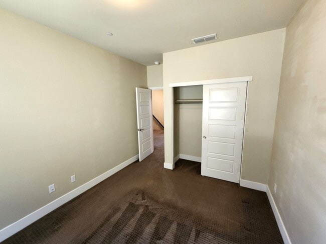 Building Photo - 4549 Maple Crest St