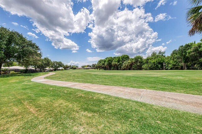 Building Photo - 549 Fallbrook Dr