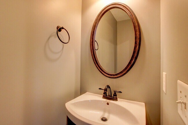 Building Photo - Executive Home on Cul de sac off exit 8.  Hurry.