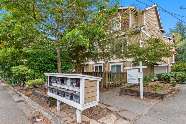 Building Photo - 3bd/2.5ba Seattle House
