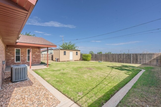 Building Photo - 1523 Doe Ln