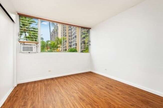 Building Photo - Move-In Ready Salt Lake Condo – Freshly Up...