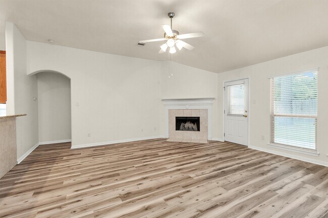 Building Photo - 12822 Lakeshore Dr