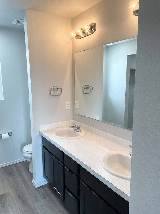 Building Photo - "Charming 3-Bed Oasis on East Drouillard Street with 2.5 Baths and 1470 Sq Ft in Nampa!"