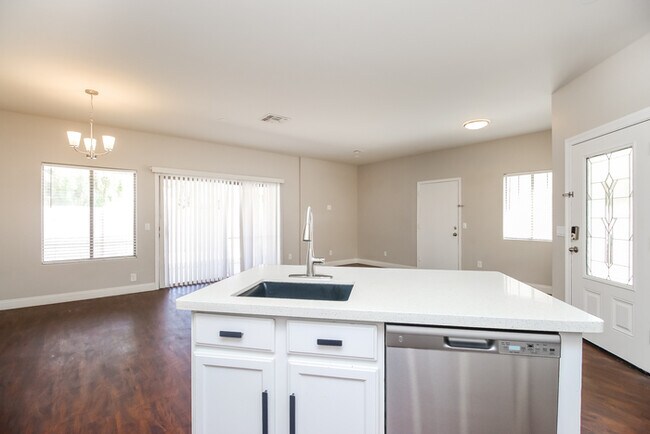 Building Photo - 926 E Madeline Dr
