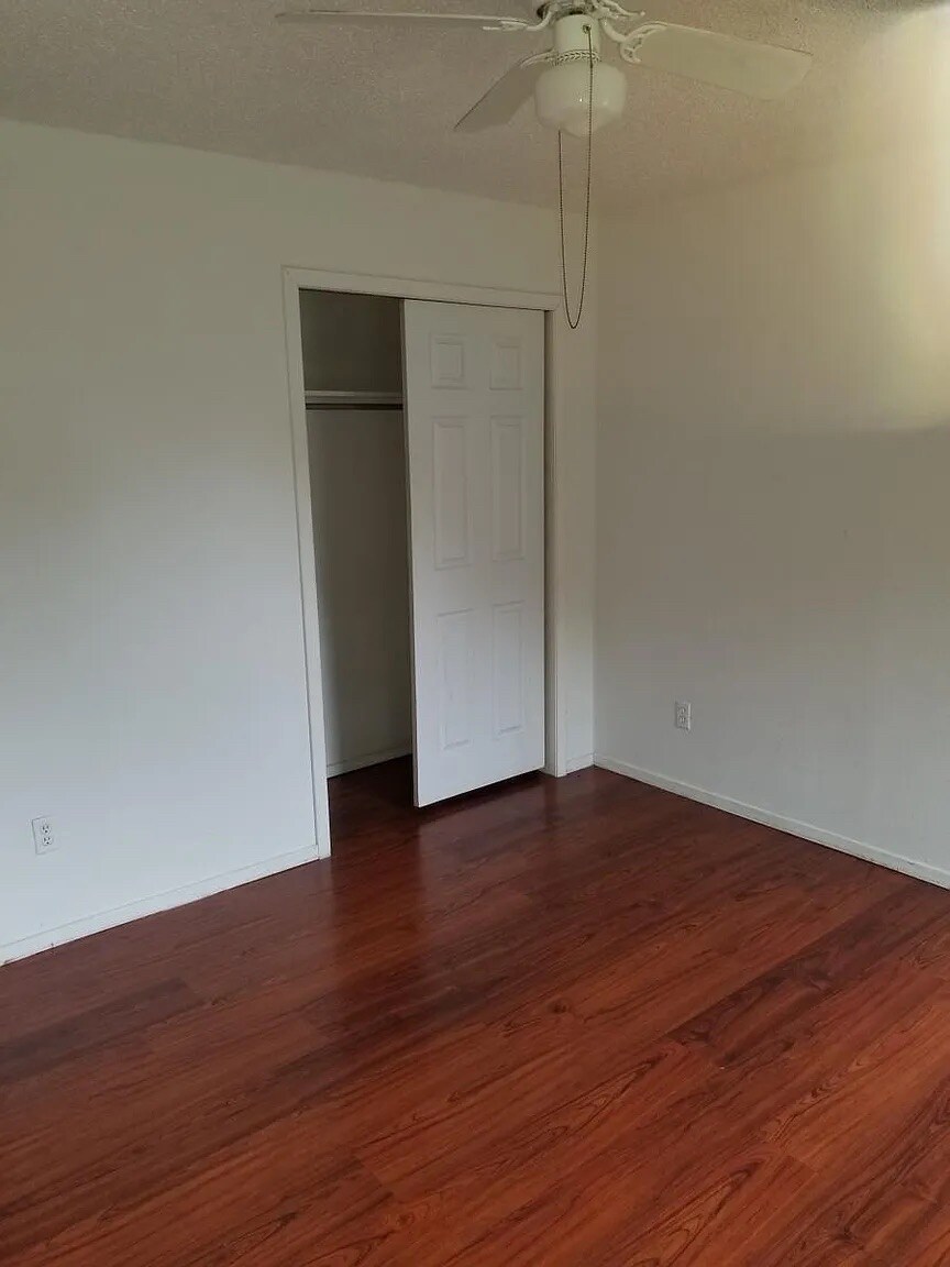 Building Photo - Room in Apartment on West Loop