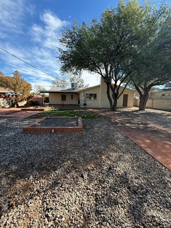 Building Photo - HOUSE FOR RENT