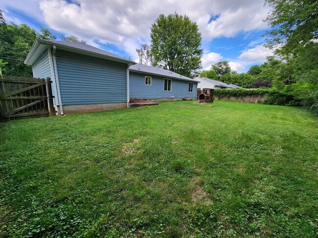 Building Photo - Spacious 3-Bedroom, 1-Bathroom Home AVAILABLE NOW!!