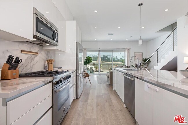 Building Photo - 957 Figueroa Terrace