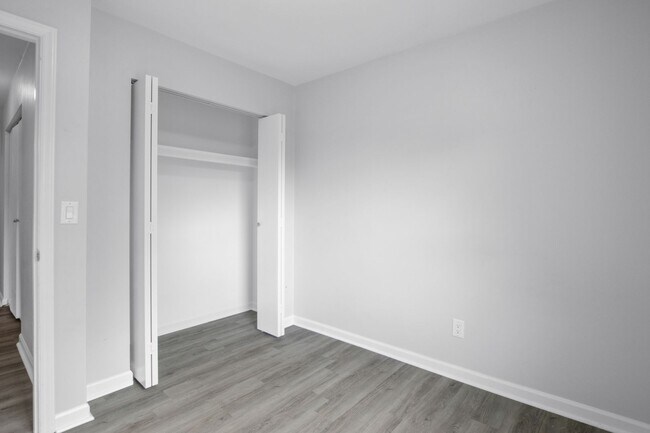 Building Photo - 4 Bed/2 1/2 Bathroom On Bus Line Undergrads Pets