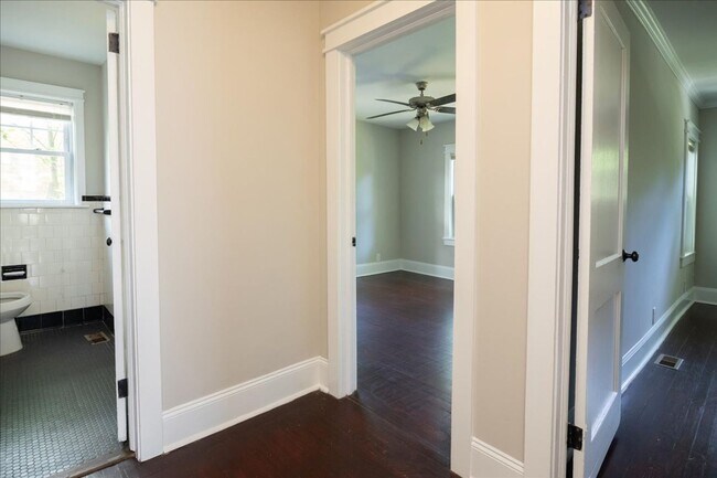 Building Photo - Newly Renovated 3/2 Feet From Atlanta Belt...