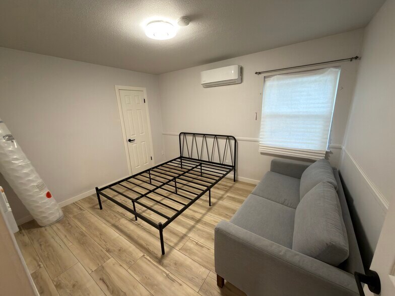 Building Photo - 740 Chesham Ave