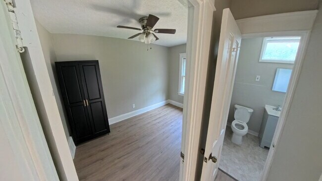 Building Photo - 4 Bedroom 2-Story Duplex - Avail Now!
