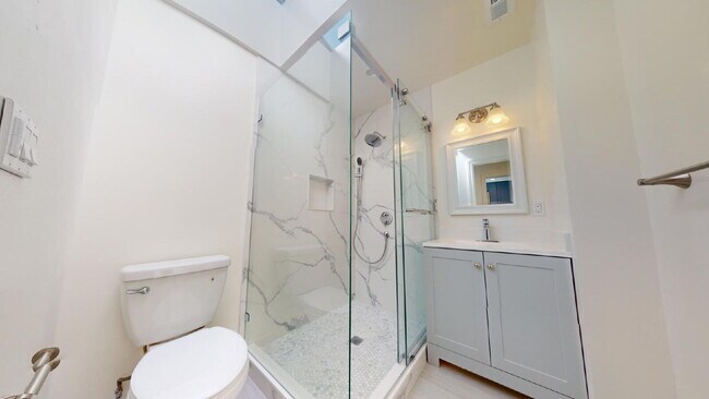 Building Photo - "Charming Urban Retreat: Cozy 1-Bedroom Haven in Daly City!"