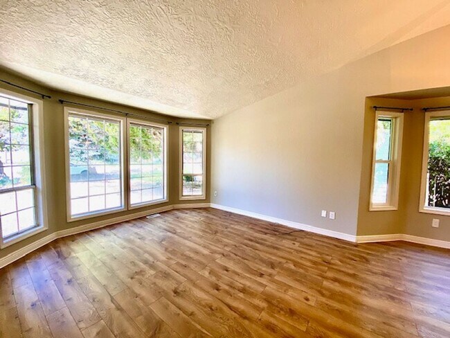 Building Photo - 4 Bedroom 2 bath Home in NW Boise