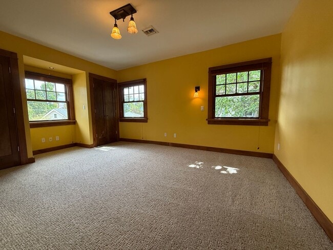 Building Photo - Craftsman home near Downtown Ashland | Ava...