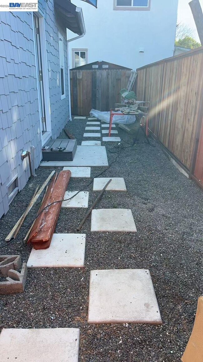 Building Photo - 213 E Ruby St