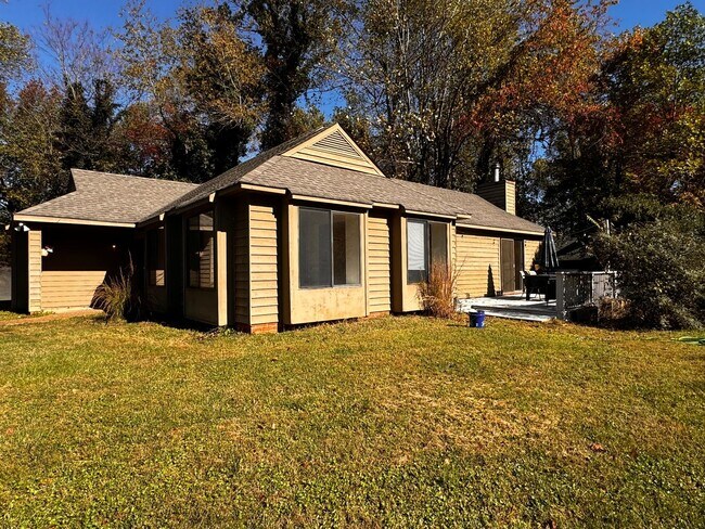 Primary Photo - Close to UVA & Downtown-Don't miss this Mi...