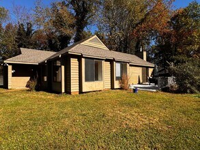 Building Photo - Close to UVA & Downtown-Don't miss this Mi...