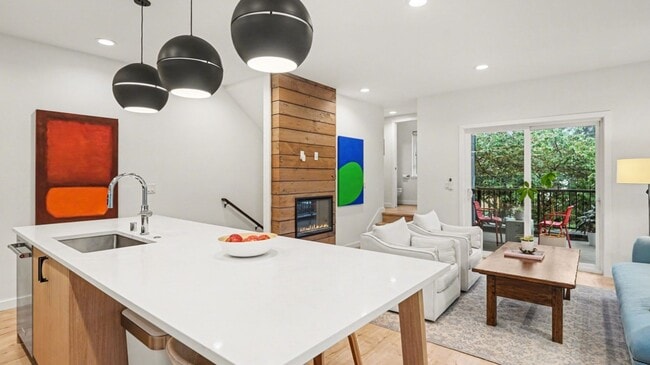 Building Photo - 3Bd/2.25Ba Seattle Townhouse