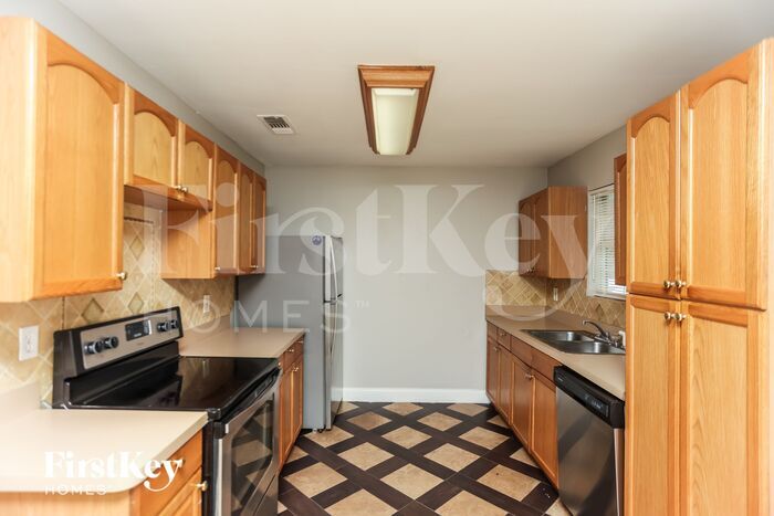 Building Photo - 418 E Ash St