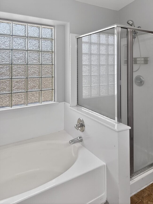 Building Photo - Beautifu;l 4Bed/2.5Bath, Private Pool Home!