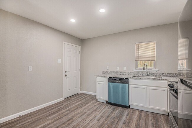 Building Photo - This charming 3-bedroom, 1-bath residence offers 1,000 square feet of comfortable living space, p...