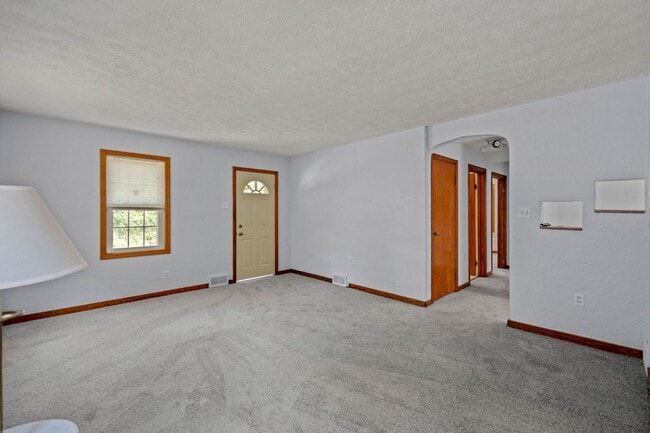 Building Photo - Gorgeous 2 bedroom home in Clairton availa...