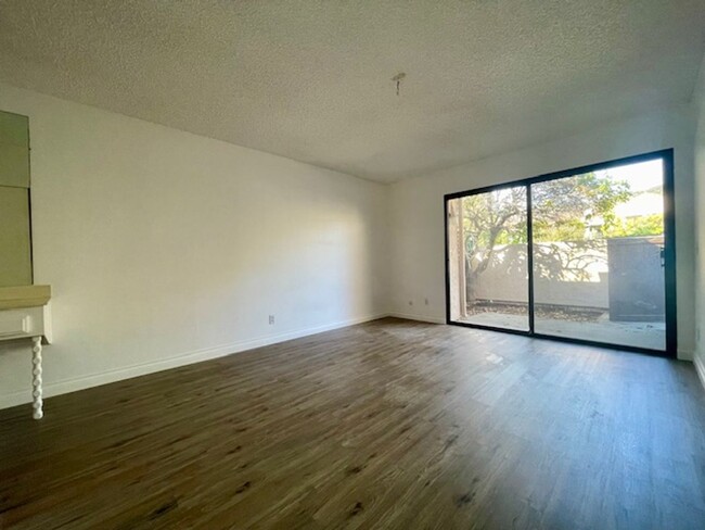 Building Photo - Gorgeously Updated 3 Bedroom Condo in Esco...