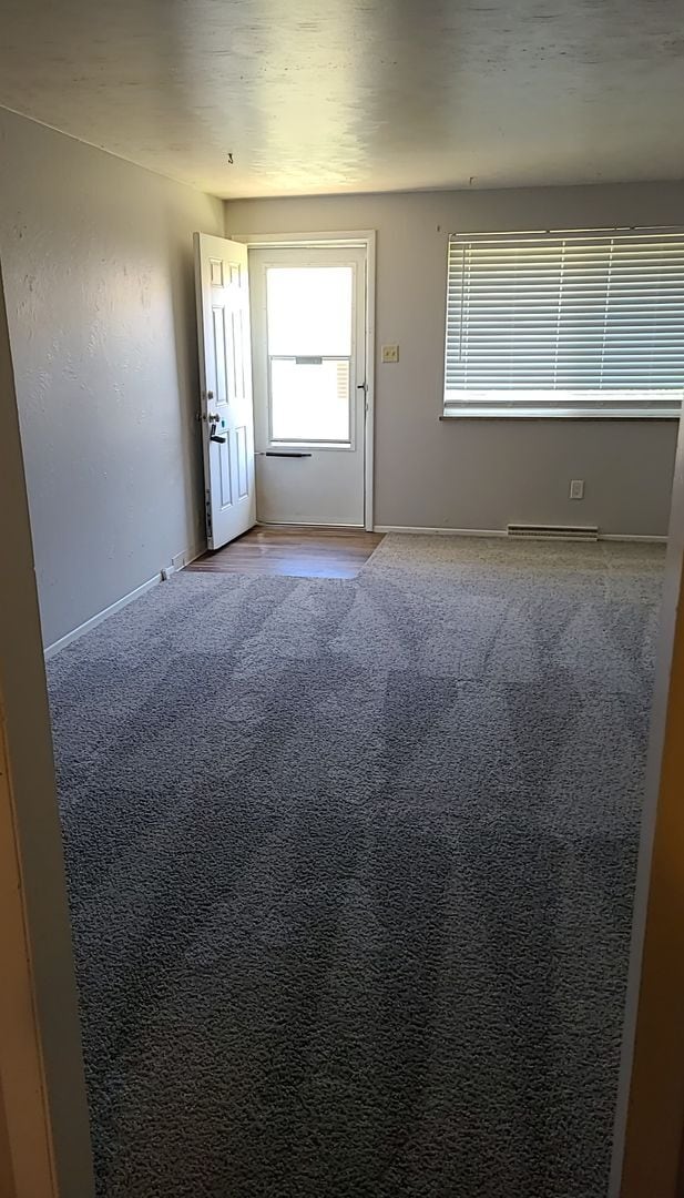 Building Photo - Updated 2 Bedroom Apartment with Private P...