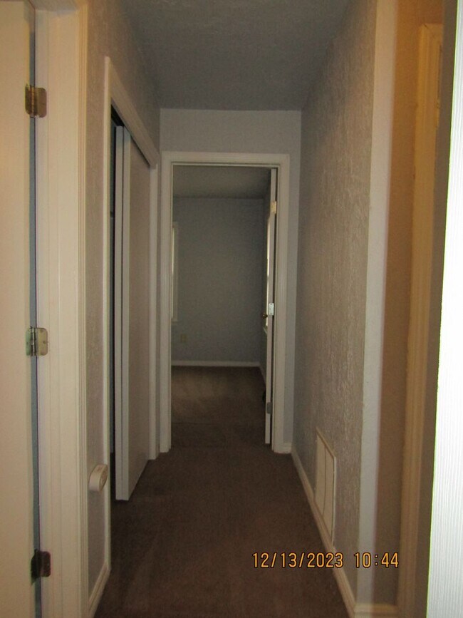 Building Photo - Close to shopping, Comanche hospital and Cameron University