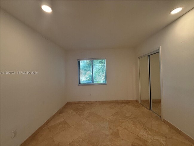 Building Photo - 8435 Crespi Blvd