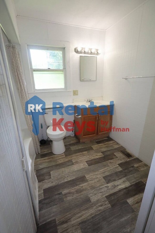 Building Photo - Two Bedroom House
