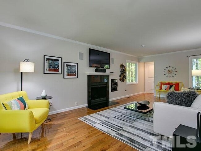 Building Photo - Gorgeous 3 Bedroom Home, Hardwood Floors, ...