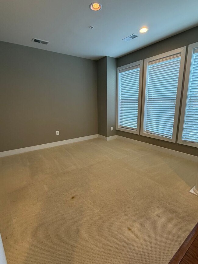 Building Photo - 4 LEVEL TOWNHOUSE WITH 2 CAR GARAGE, WALKING DISTANCE TO DOWNTOWN CROWN