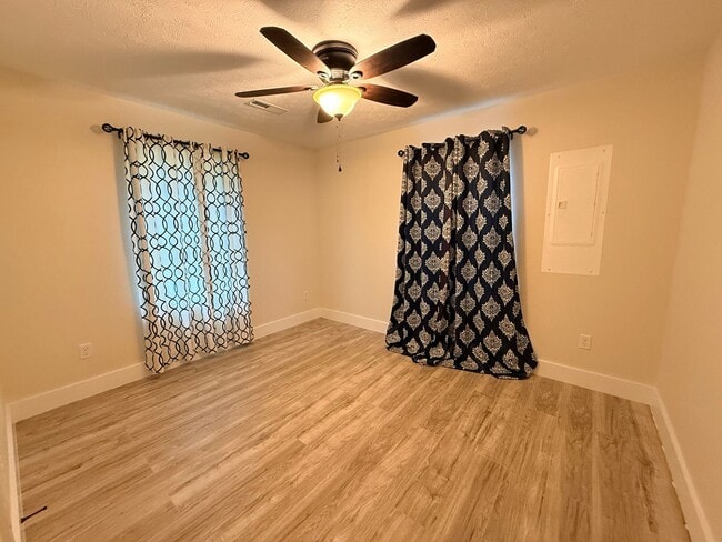 Building Photo - 400 Gayle Way
