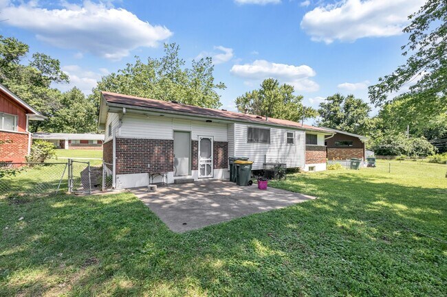 Building Photo - 2440 Castle Dr