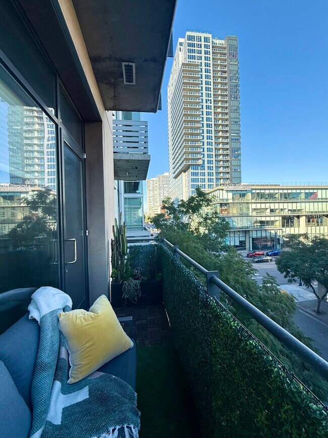 Building Photo - 527 Tenth Ave