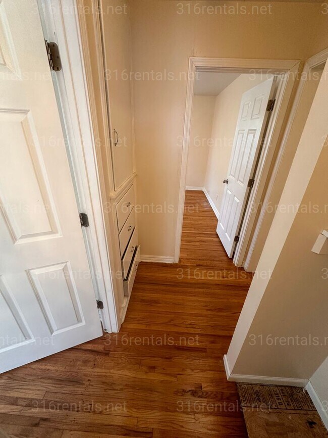 Building Photo - $725 - 2 bed 1 bath - Duplex *COMING SOON*