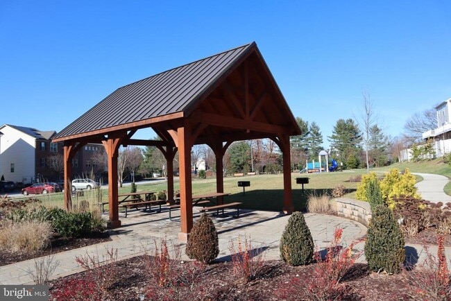 Building Photo - 585 Cross Chase Dr