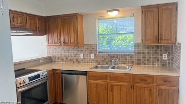 Building Photo - 7221 W Cleburne Rd