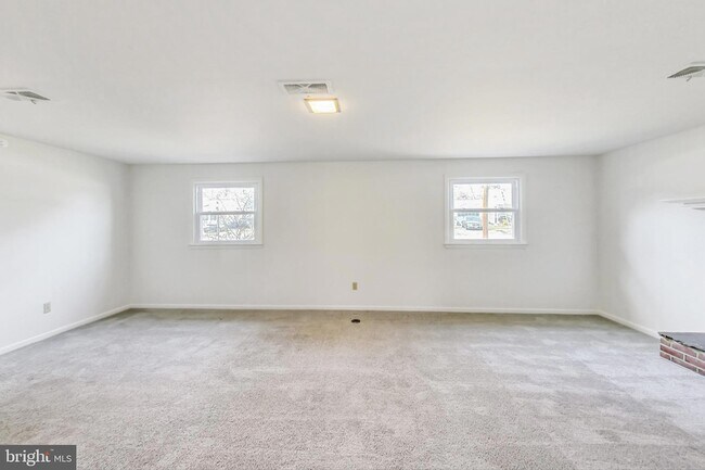 Building Photo - 1208 Pinewood Dr