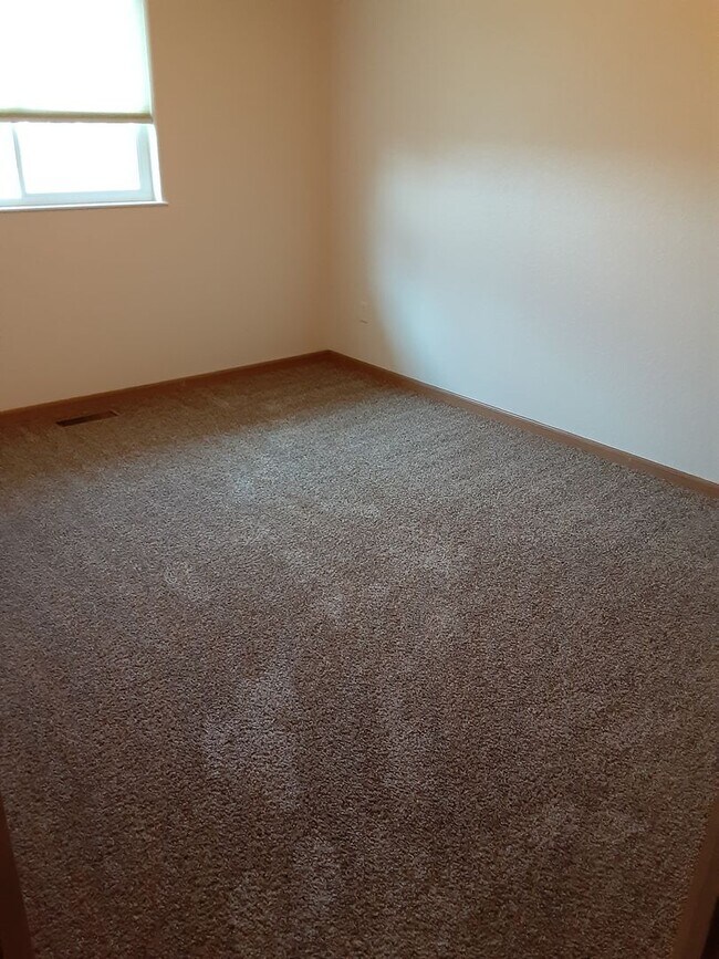 Building Photo - Charming 3 Bed, 2 Bath Townhome with Singl...