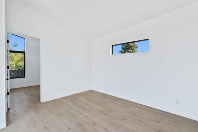 Building Photo - 1570 7th Ave