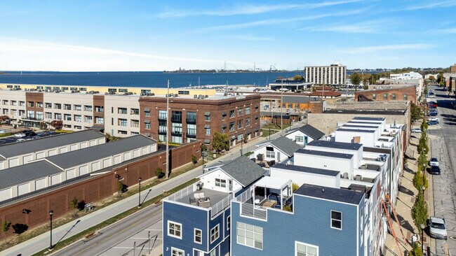 Building Photo - 412 W Shoreline Dr