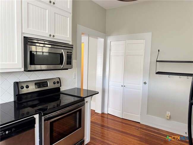 Building Photo - 713 Burleson St