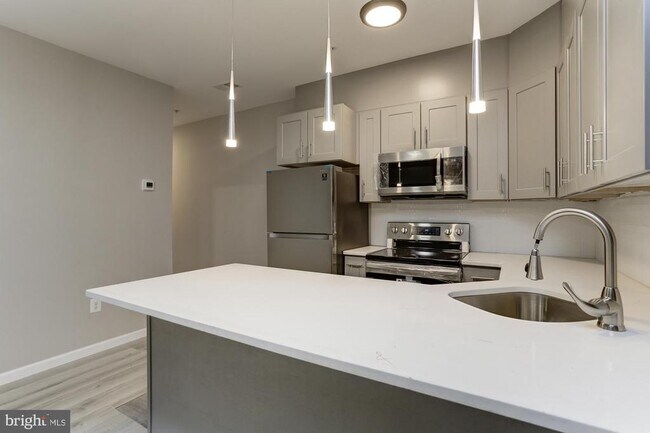 Building Photo - 400 N Highland Ave