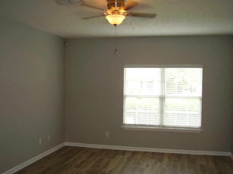 Building Photo - 2528 New Holland Cir