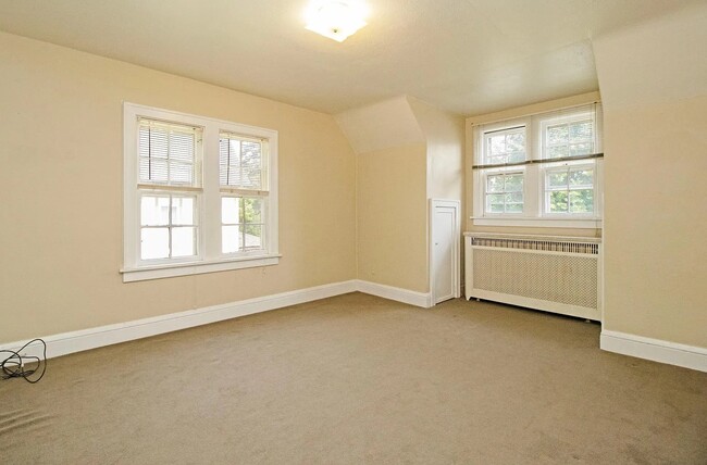 Building Photo - 815 5th Ave S