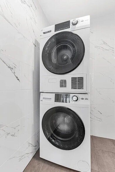 Building Photo - 28 W 11th St